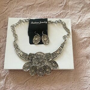 Silver Metal EUC Necklace and matching earring set